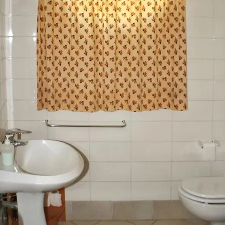 Spacious In The Heart Of - 2 Bedrooms *