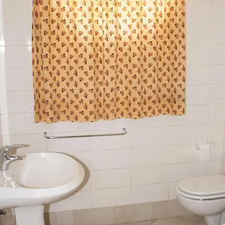 Spacious In The Heart Of - 2 Bedrooms *