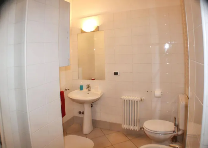 Spacious In The Heart Of - 2 Bedrooms Lejlighed Bologna